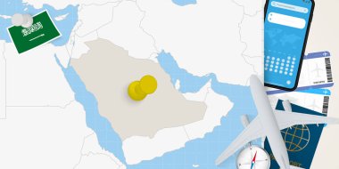 Suudi Arabistan 'a seyahat, haritada Suudi Arabistan' ın rozeti olan bir harita. Tatil hazırlama haritası, bayrak, pasaport ve biletler.