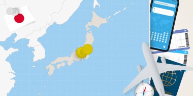 Japonya 'ya seyahat, Japonya haritasında broşla harita. Tatil hazırlama haritası, bayrak, pasaport ve biletler.