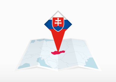 Slovakya, katlanmış kağıt haritada ve Slovakya bayrağıyla tutturulmuş konum işaretleyicisinde resmedildi.