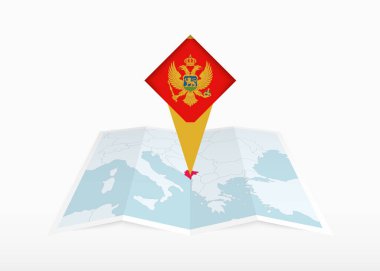 Karadağ katlanmış kağıt harita üzerinde resmedilmiş ve Karadağ bayrağıyla işaretlenmiş.