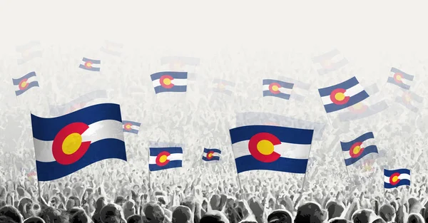 コロラド州の旗を持つ抽象的な群衆 コロラド州の旗で抗議 ストライキ デモを行う人々 — ストックベクタ