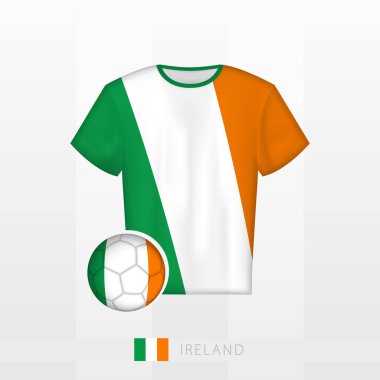 İrlanda milli takımının futbol forması ve İrlanda bayrağı. Futbol forması ve bayraklı futbol topu..