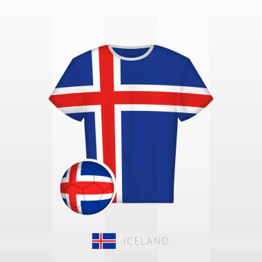 İzlanda milli takımının futbol forması ve İzlanda bayrağı. Futbol forması ve bayraklı futbol topu..