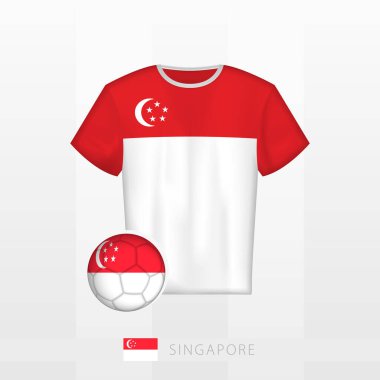 Singapur milli takımının futbol üniforması ve Singapur bayraklı futbol topu. Futbol forması ve bayraklı futbol topu..