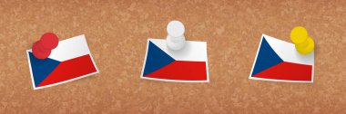 Çek Cumhuriyeti bayrağı mantar panoya asılmış, Çek Cumhuriyeti bayrağının üç versiyonu.