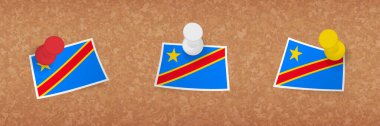 DR Kongo bayrağı mantar panoya asılmış, DR Kongo bayrağının üç versiyonu.