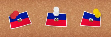 Mantar panoya asılmış Haiti bayrağı, Haiti bayrağının üç versiyonu..
