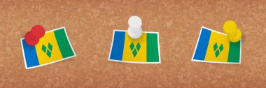 Saint Vincent ve Grenadines bayrağı mantar panoya asılmış. Saint Vincent ve Grenadines bayrağının üç versiyonu..