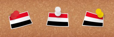 Mantar panoya asılmış Yemen bayrağı, Yemen bayrağının üç versiyonu..