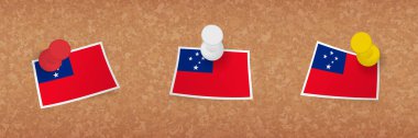 Samoa bayrağı mantar panoya asılmış, Samoa bayrağının üç versiyonu.