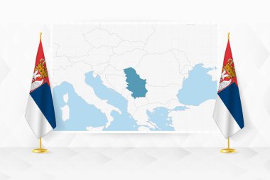 Sırbistan haritası ve Sırbistan bayrakları bayrak standında.