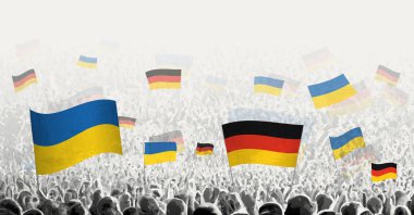 Almanya ve Ukrayna 'nın bayrağını sallayan insanlar, Almanya' nın Ukrayna için dayanışmasını sembolize ediyor.