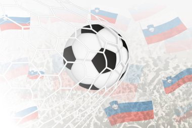 Slovenya Millî Futbol Takımı gol attı. Top kale ağındayken, futbol taraftarları arka planda Slovenya bayrağını sallıyorlar.