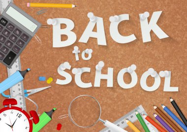 Çeşitli okul malzemeleriyle çevrili bir mantar panoya asılmış 