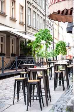 Kafedeki boş terasta sandalyeler ve masa. Açık hava sokak kafesi. .