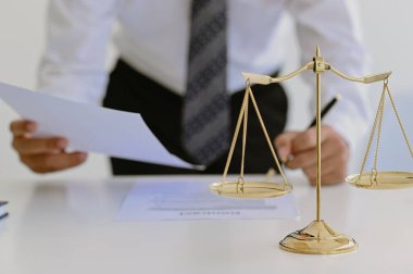 Sözleşme imzalama, hukuki tavsiye, adalet terazisi, adalet çekici, adalet kavramı..