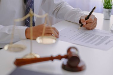 Sözleşme imzalama, hukuki tavsiye, adalet terazisi, adalet çekici, adalet kavramı..