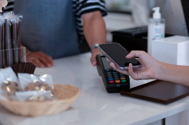 Baristalar kahve dükkanlarında kredi kartı ödemelerini, akıllı telefon ödeme uygulamalarını, çevrimiçi ödemeleri kabul ederler..