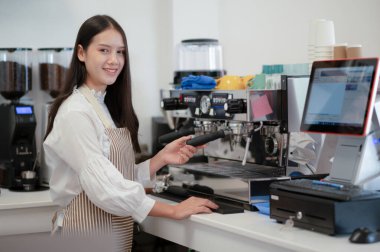 Gülümseyen genç bayan barista kahve makinesi, kahve makinesi ön kameraya bakan barista, kahve dükkanı işi..