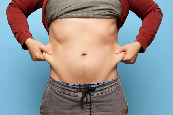 腹部を示す男の作物のイメージ 人間の体の一部を閉じてください スポーツ フィットネス 健康的なライフスタイル 体の正の概念 脂肪吸引とプラスチック手術 — ストック写真