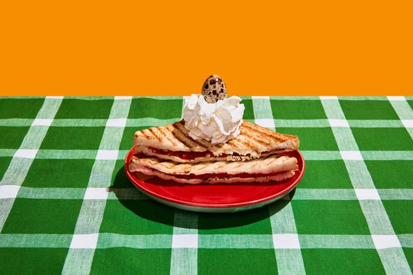 本物のケーキだ 完璧主義とカラフルなミニマリズム 肉のサンドイッチ 揚げトースト 生のウズラの卵を再生テーブルクロスの背景に フードポップアート写真 ヴィンテージ レトロ80年代 70年代スタイル — ストック写真