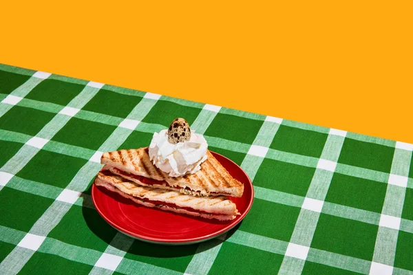 本物のケーキだ 完璧主義とカラフルなミニマリズム 肉のサンドイッチ 揚げトースト 生のウズラの卵を再生テーブルクロスの背景に フードポップアート写真 ヴィンテージ レトロ80年代 70年代スタイル — ストック写真