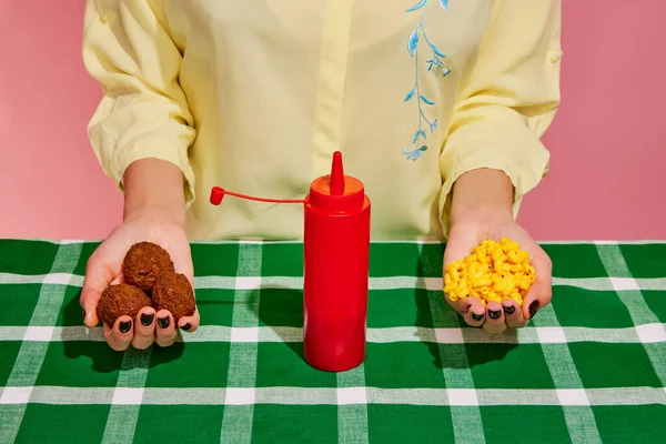 料理を混ぜる ピンクの背景に隔離された肉球缶コーンを保持している女性の手 食べ物 創造性の概念 フードポップアート写真 補完的な色 広告のコピースペース — ストック写真