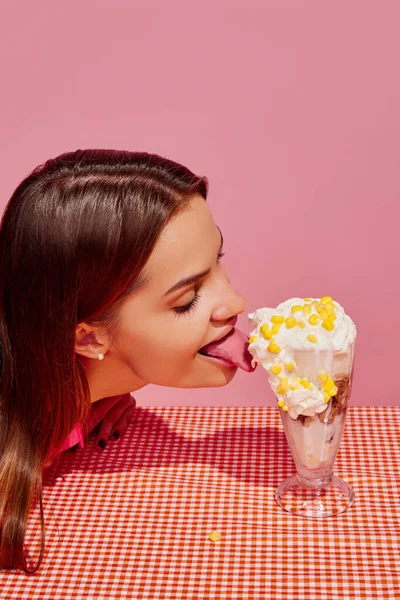 Food Pop Art Fotografie Porträt Eines Jungen Mädchens Das Eiscocktail — Stockfoto