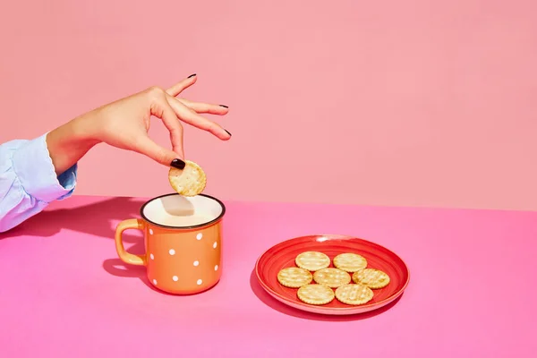 물건들 소녀는 분홍색 배경으로 크래커와 우유를 예술의 창조성 대스타일 광고용 — 스톡 사진