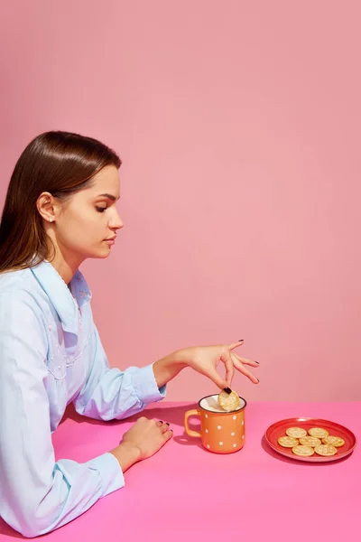 Leckereien Food Pop Art Fotografie Junges Mädchen Probiert Milch Mit — Stockfoto
