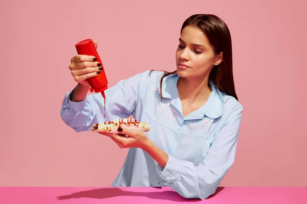Abschmecken Food Pop Art Fotografie Junge Frau Probiert Hotdog Mit — Stockfoto