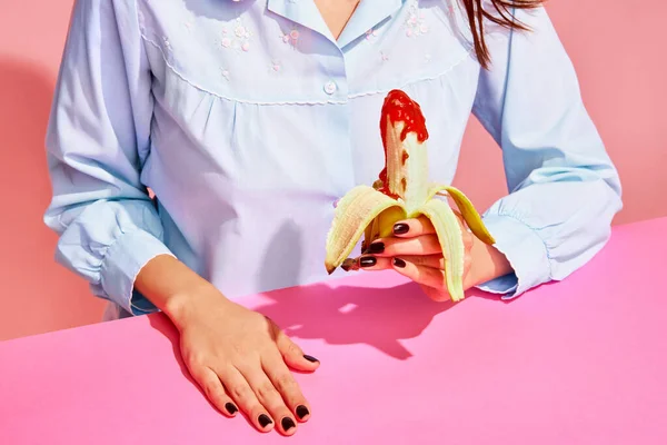 Добавить Вкус Фотография Поп Арта Молодая Женщина Дегустирует Банан Томатным — стоковое фото