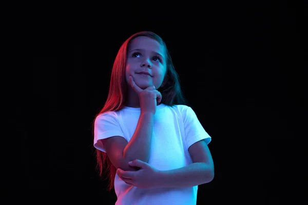 Sny Urocza Dziewczynka Dzieciak Długimi Ciemnymi Włosami Białej Koszulce Wyrażający — Zdjęcie stockowe