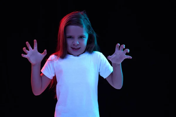 Menina Irritada Criança Com Cabelos Longos Escuros Vestindo Camiseta Branca — Fotografia de Stock