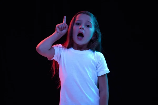 Ideias Menina Encantadora Criança Com Cabelos Longos Escuros Vestindo Camiseta — Fotografia de Stock