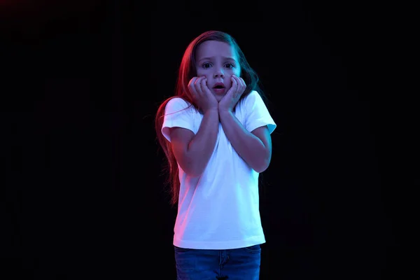 Menina Assustada Criança Com Cabelos Longos Escuros Vestindo Camiseta Branca — Fotografia de Stock