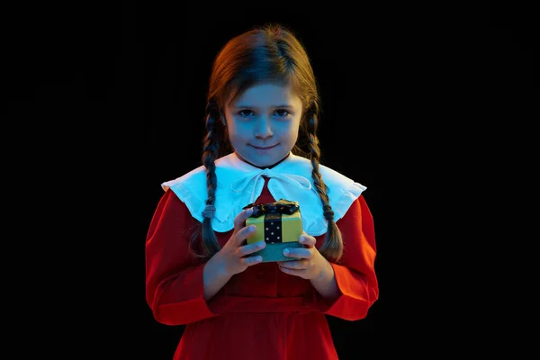 어두운 배경에 고립된 귀여운 귀여운 소녀의 어린이의 심리학의 — 스톡 사진