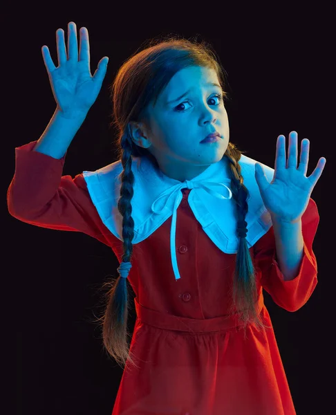 Porträt Eines Hübschen Kleinen Mädchens Mit Zöpfen Das Ein Rotes — Stockfoto
