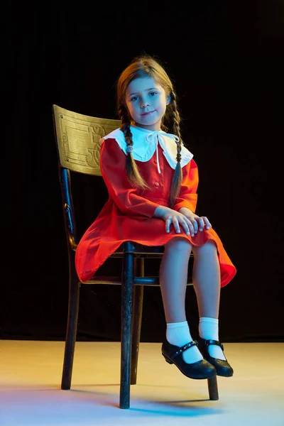 Rodzicielstwie Portret Pięknej Uroczej Dziewczynki Warkoczami Czerwonej Sukience Świątecznej Siedzącej — Zdjęcie stockowe