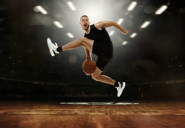 Energetische Junge Profi Basketballspieler Springen Mit Ball Auf Basketballplatz Mit — Stockfoto