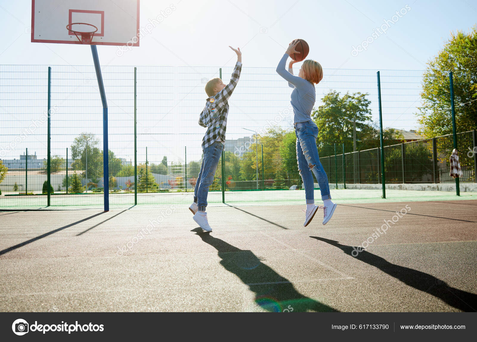 Foto Grupo de pessoas jogando basquete durante o dia – Imagem de