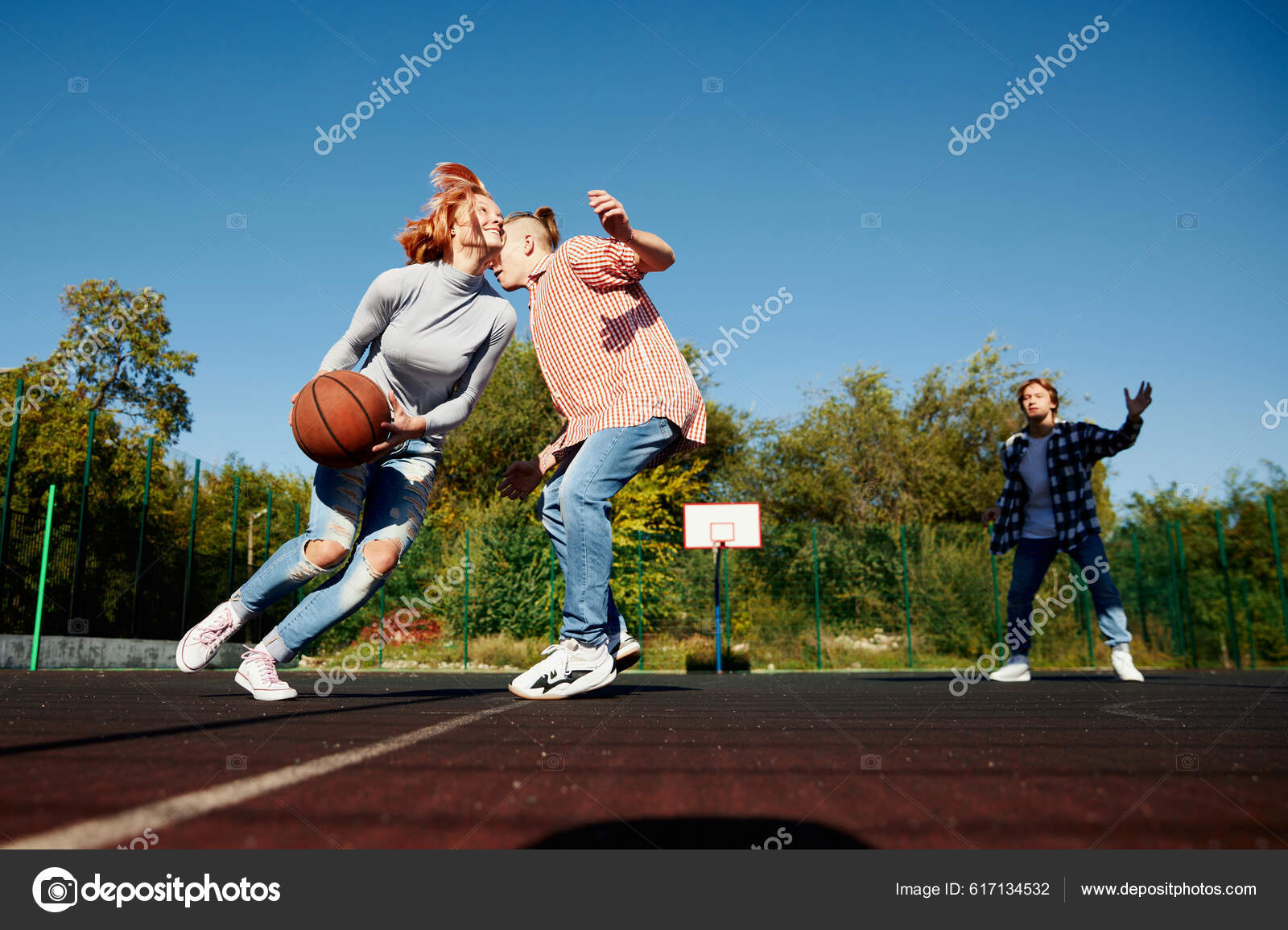 Foto Grupo de pessoas jogando basquete durante o dia – Imagem de