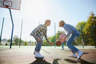 Boş oyunlar işte. Bir grup arkadaş sokak basketbolu oynamak için dışarı çıkıyorlar. Gündelik kıyafet giyen gençler. Mutlu görün, mutlu ol. Sosyal toplanma, arkadaşlık, takım ve mutlu bir çocukluk.