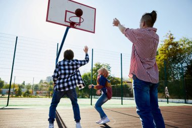 Üç genç okuldan sonra basketbol topuyla sokak basketbolu oynuyor. Spor, eğlence aktiviteleri, hobiler, takım, arkadaşlık. Erkekler ve kızlar birlikte vakit geçiriyorlar..