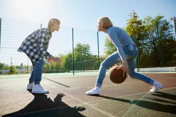 Bola Gotejamento Dois Adolescentes Jogando Streetball Com Bola Basquete Quintal — Fotografia de Stock