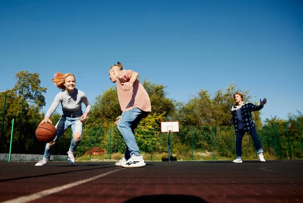 Three Teenagers Playing Streetball Basketball Ball School Yard Classes Sport — Stock Photo, Image