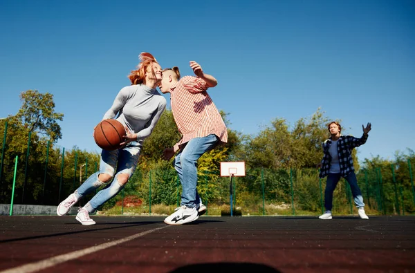 Grupo Adolescentes Estudiantes Que Juegan Baloncesto Callejero Cancha Baloncesto Aire —  Fotos de Stock