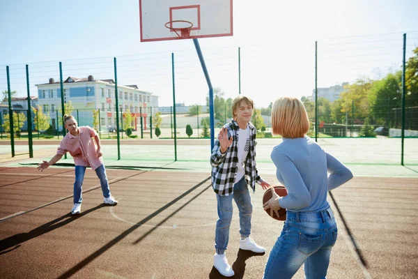 Três Adolescentes Jogando Streetball Com Bola Basquete Quintal Escola Depois — Fotografia de Stock
