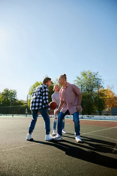 レジャーゲーム 友達と屋外でストリートバスケットボールをプレイする結合のグループ 10代はカジュアルなスタイルの服を着て 幸せそうだな 社会的な集まり チームと幸せな子供時代 — ストック写真
