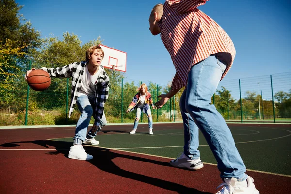 Mladí Chlapci Děvčata Studenti Scházejí Venku Aby Mohli Zahrát Basketbal — Stock fotografie